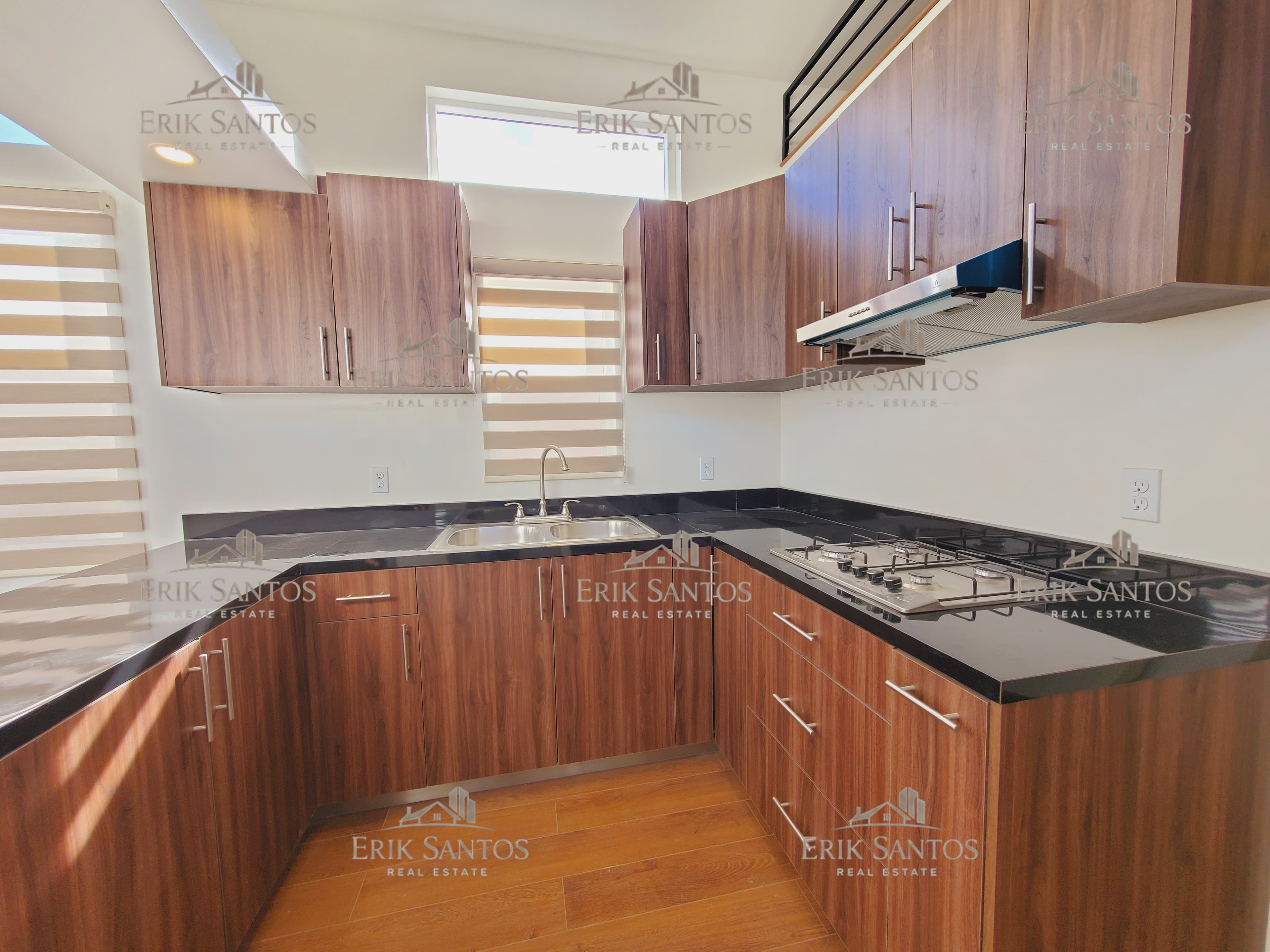Casa "EN RENTA SEMI ACONDICIONADA" en el fracc. El Mirador