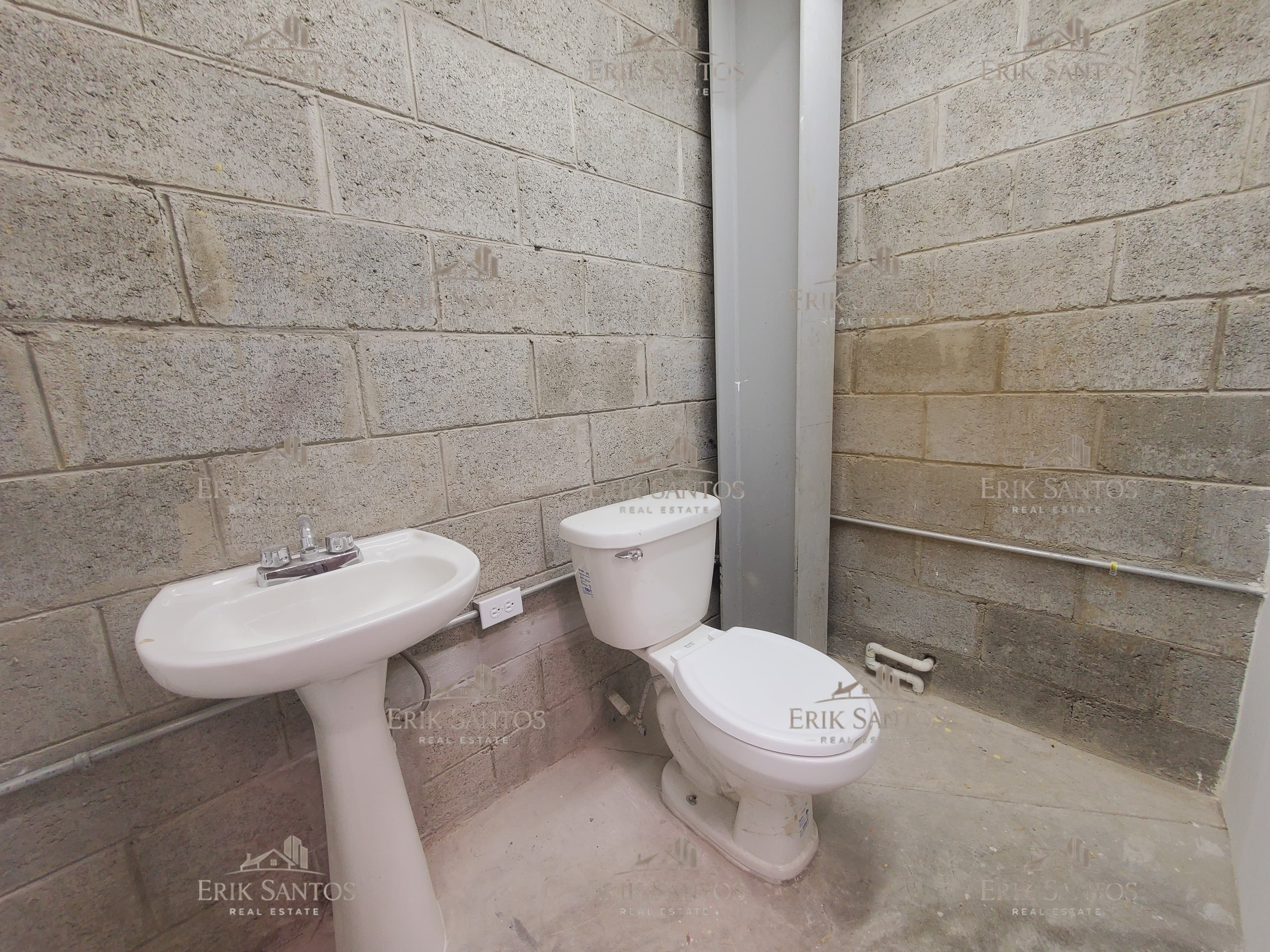 Bodega comercial "NUEVA EN RENTA" en Col. Libertad 290M2