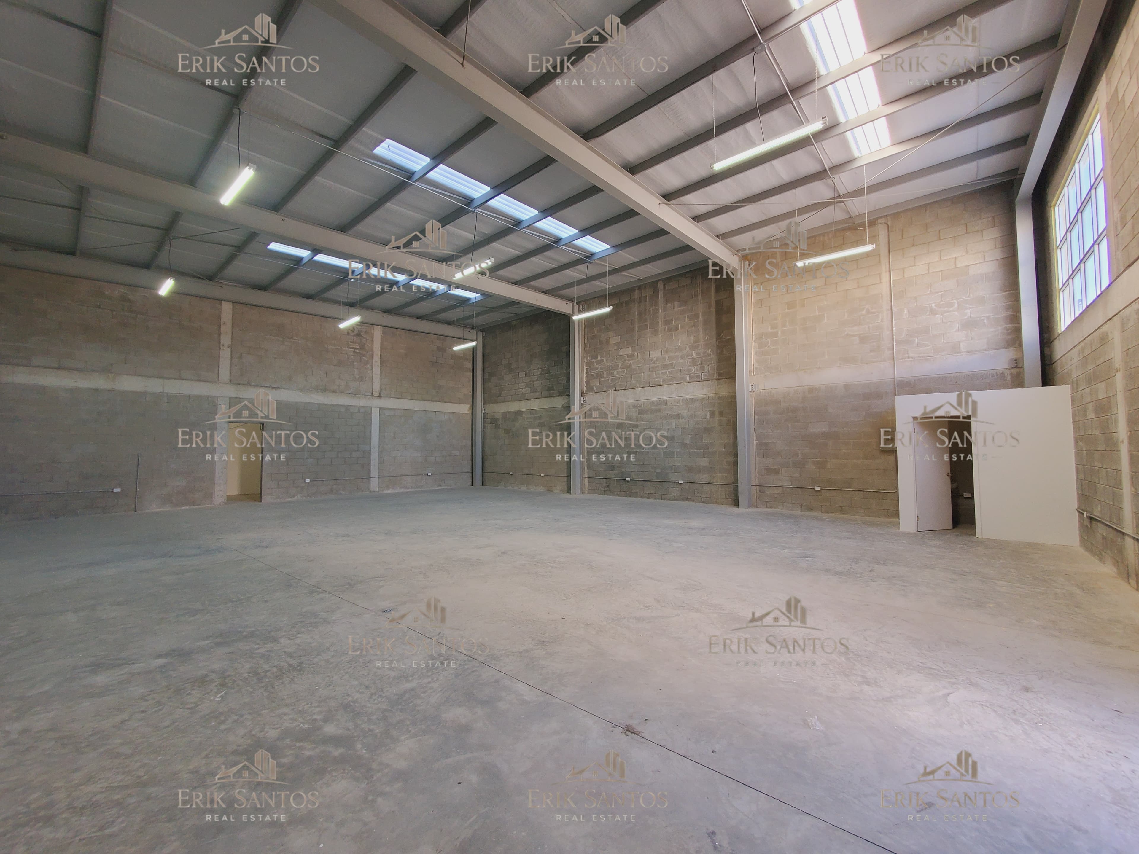 Bodega comercial "NUEVA EN RENTA" en Col. Libertad 290M2