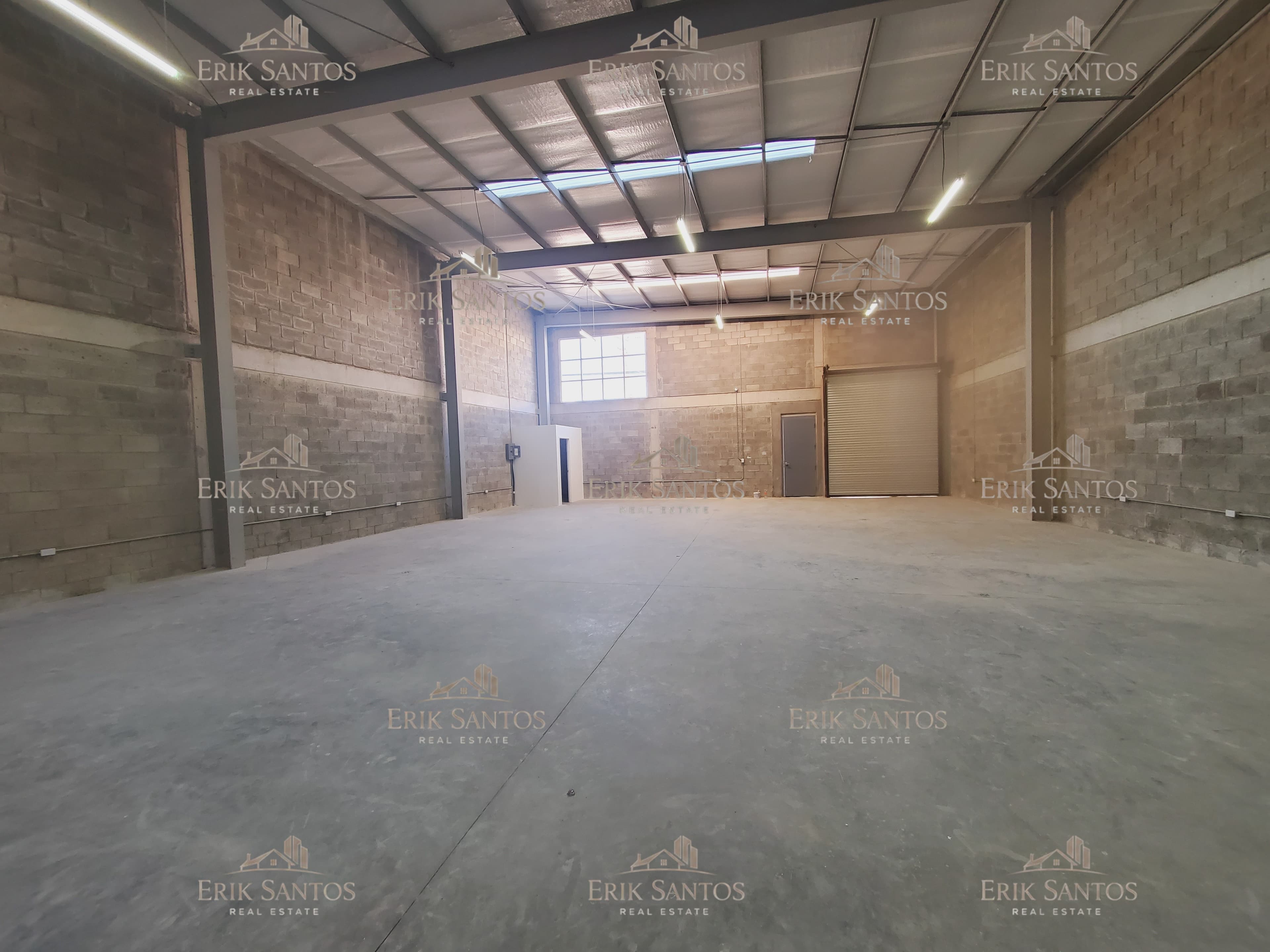 Bodega comercial "NUEVA EN RENTA" en Col. Libertad 290M2
