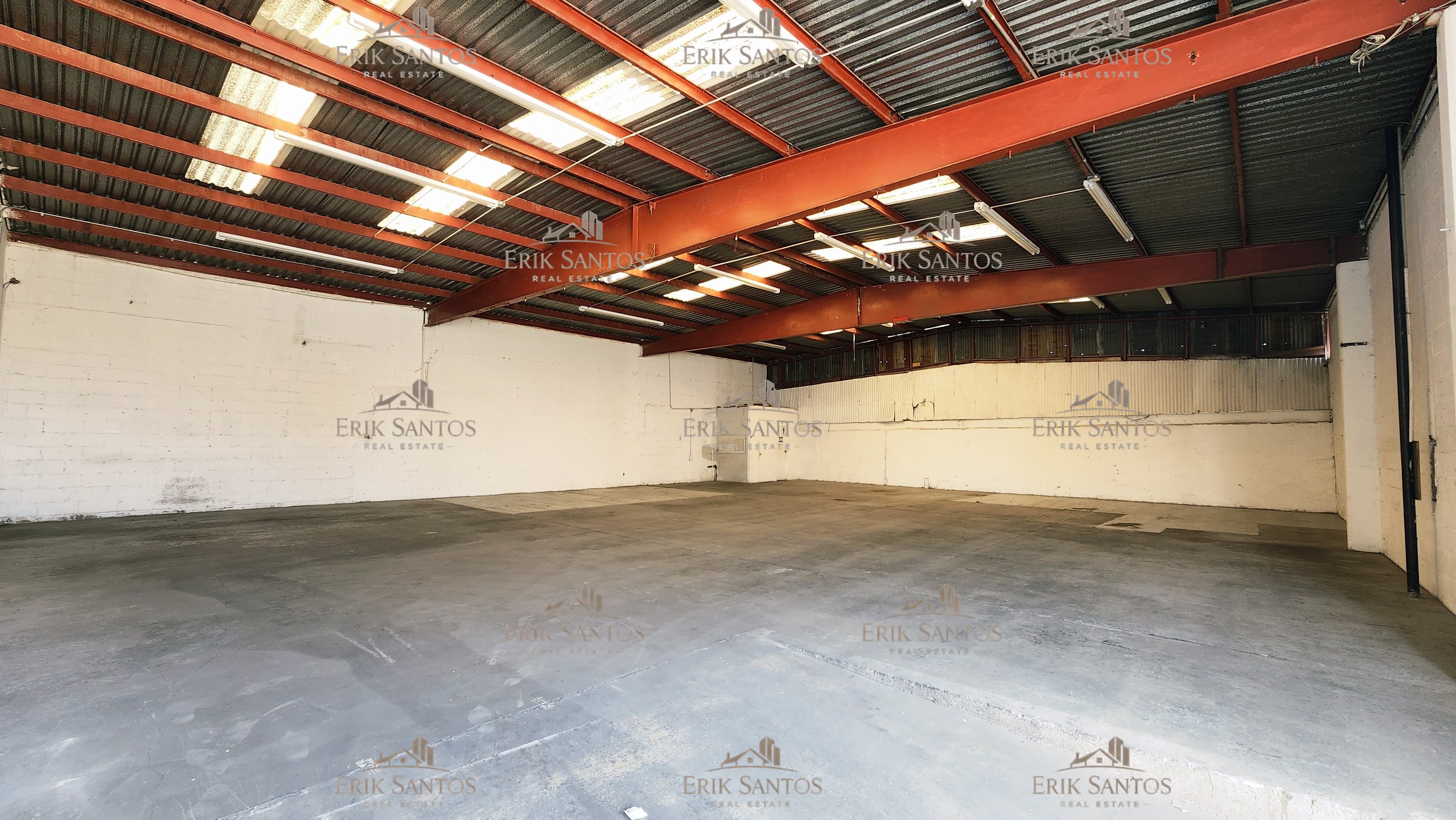 Bodega comercial "EN RENTA" en Col. Libertad Parte Alta 270M2