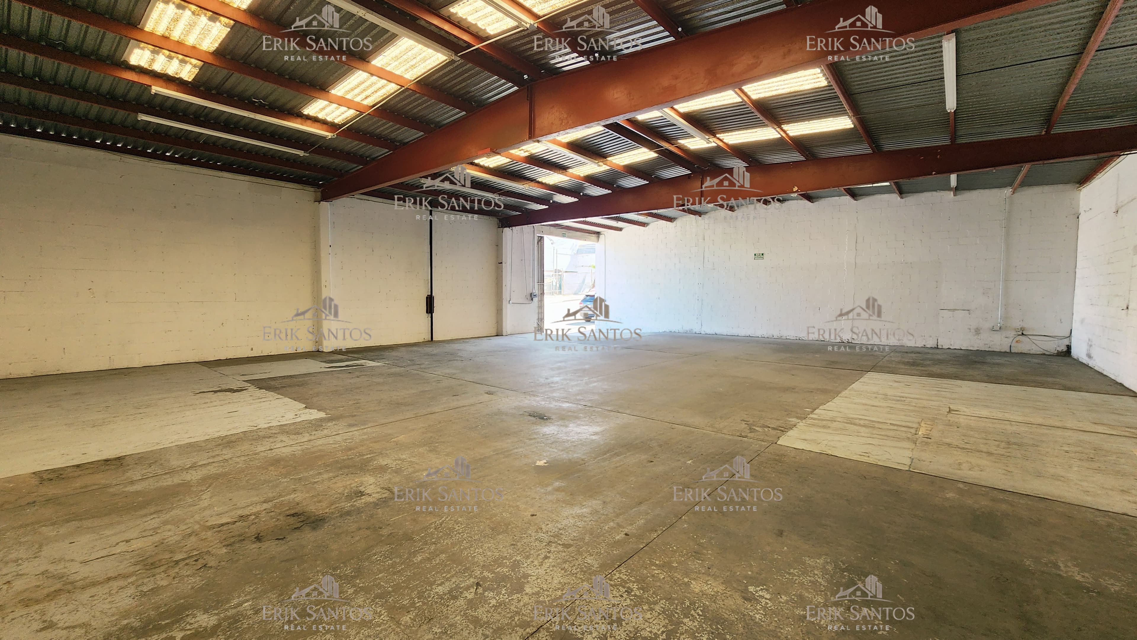 Bodega comercial "EN RENTA" en Col. Libertad Parte Alta 270M2