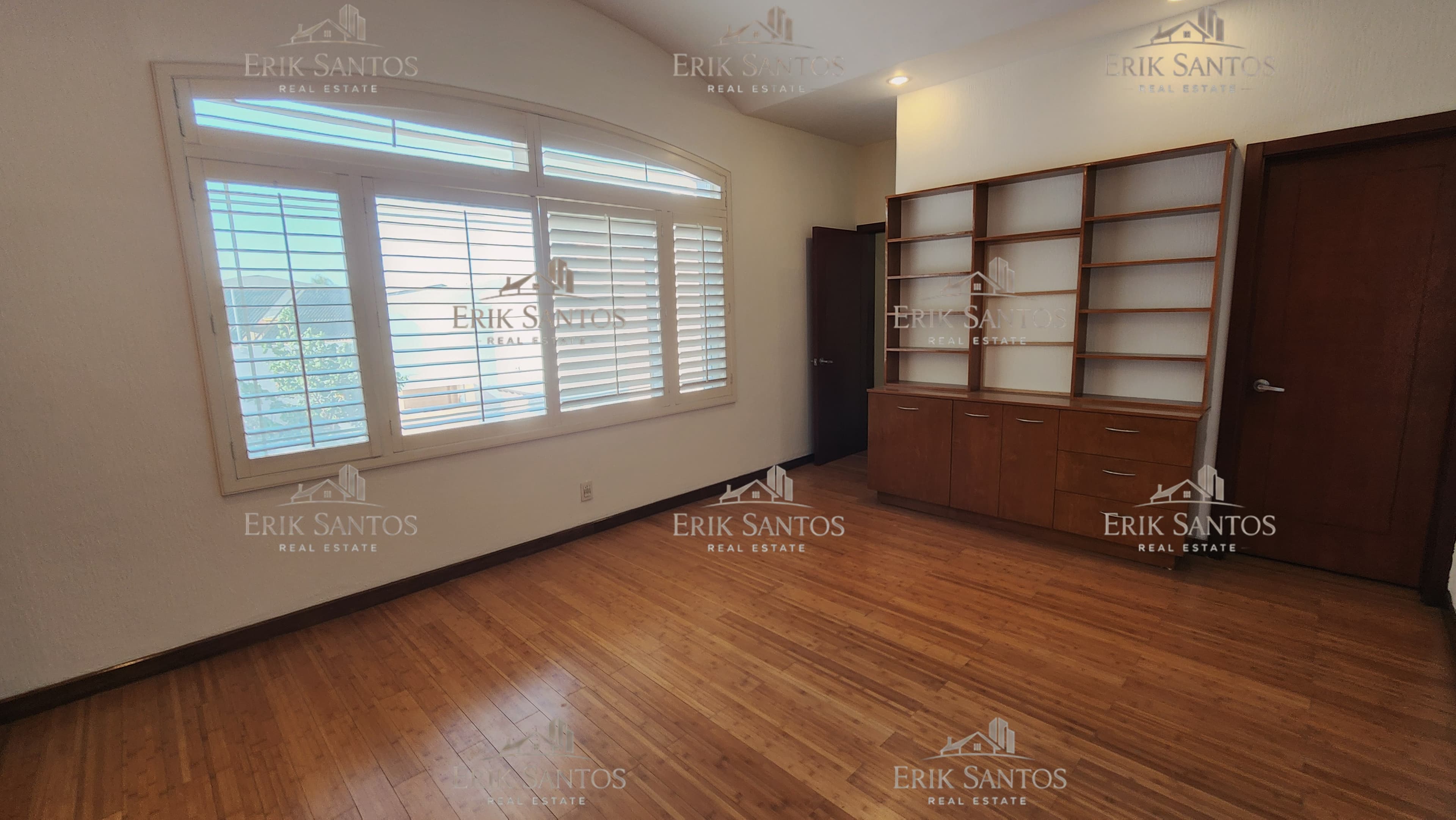 Extraordinaria "CASA EN VENTA" en el fracc. Las Palmas dentro de la ZONA DORADA de Tijuana