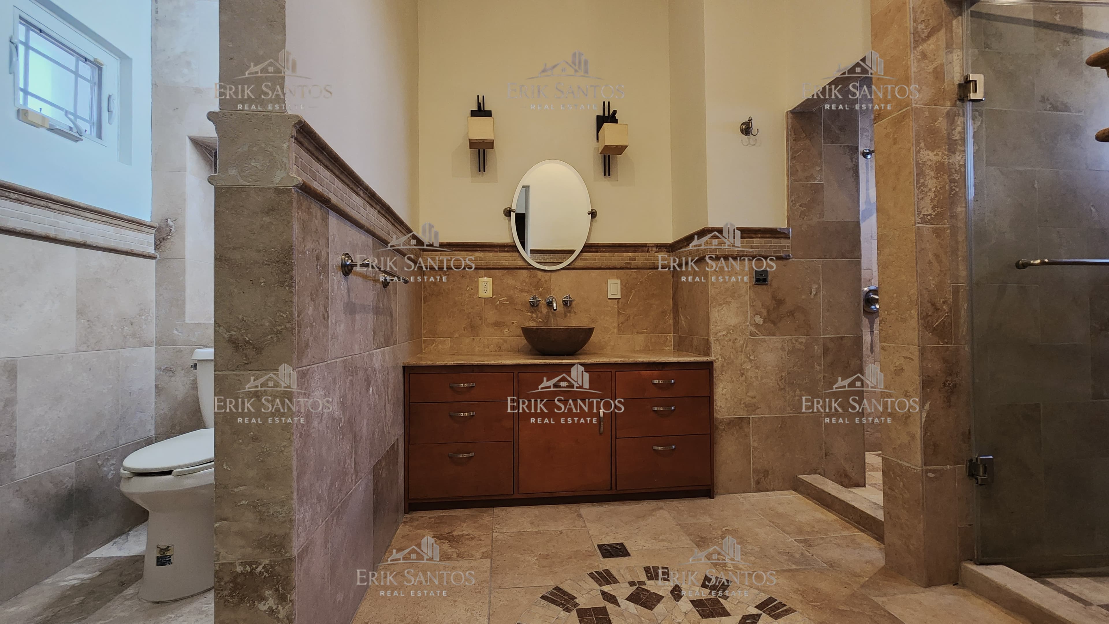 Extraordinaria "CASA EN VENTA" en el fracc. Las Palmas dentro de la ZONA DORADA de Tijuana