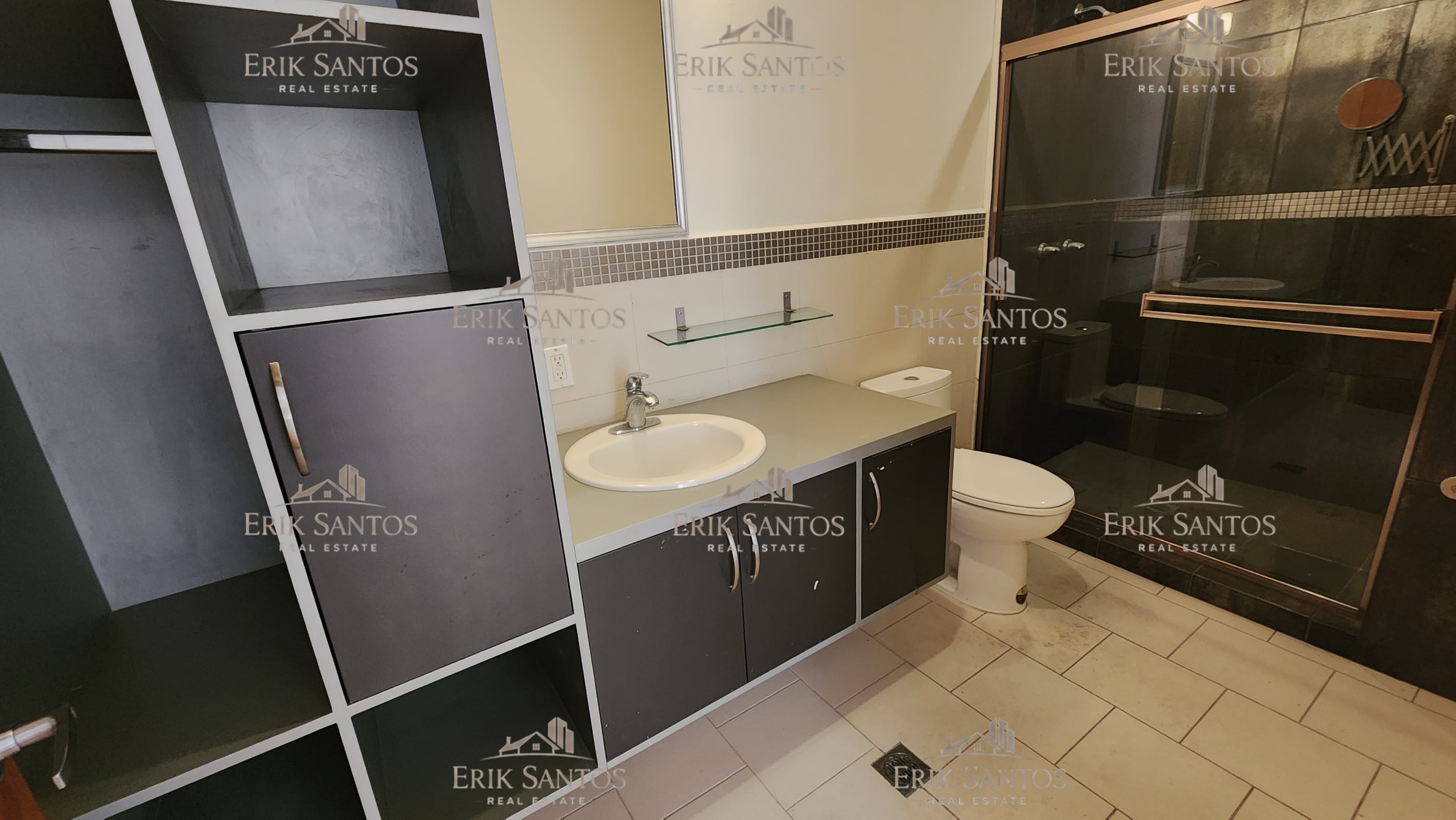 Extraordinaria "CASA EN VENTA" en el fracc. Las Palmas dentro de la ZONA DORADA de Tijuana