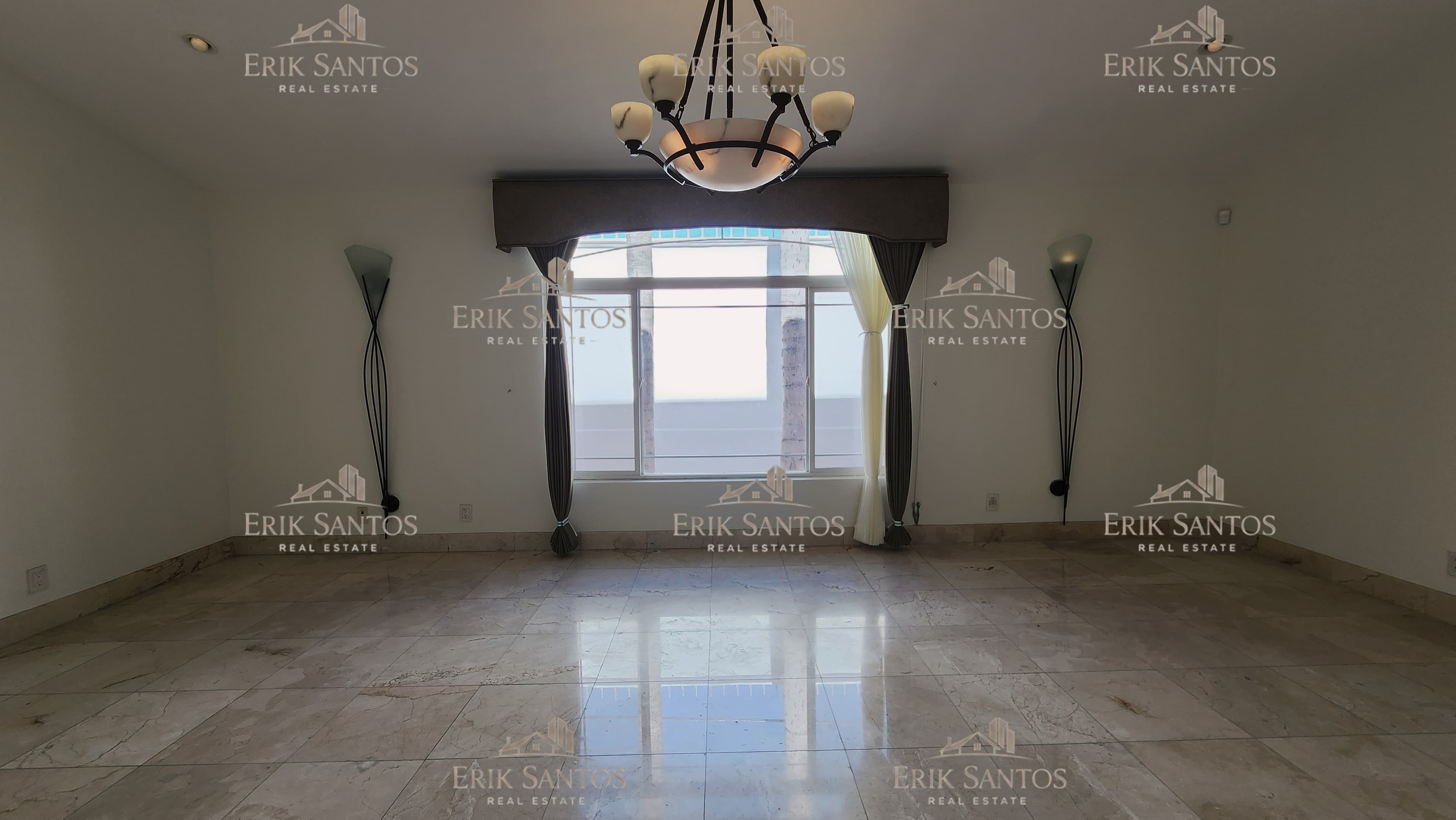 Extraordinaria "CASA EN VENTA" en el fracc. Las Palmas dentro de la ZONA DORADA de Tijuana