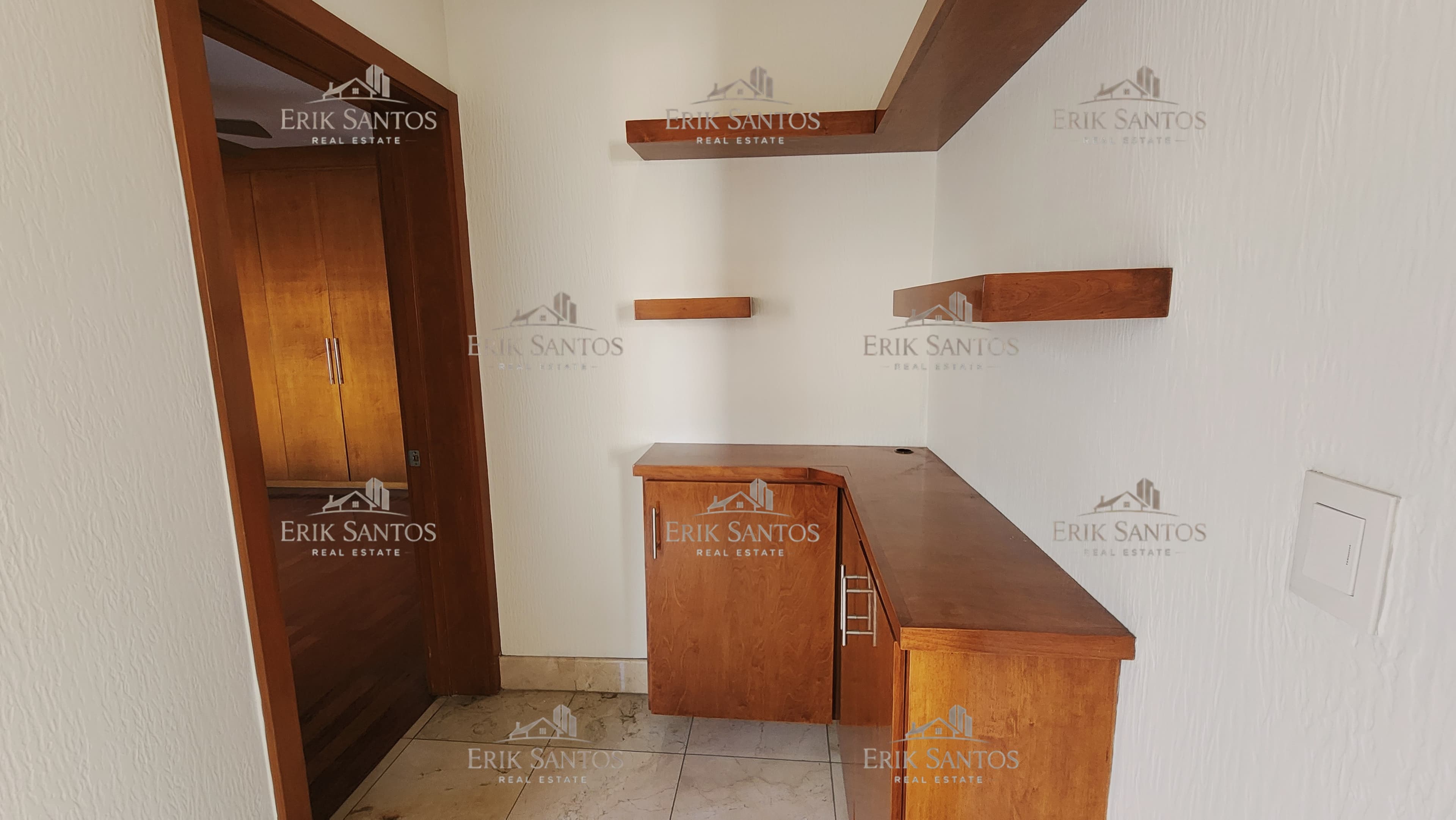 Extraordinaria "CASA EN VENTA" en el fracc. Las Palmas dentro de la ZONA DORADA de Tijuana