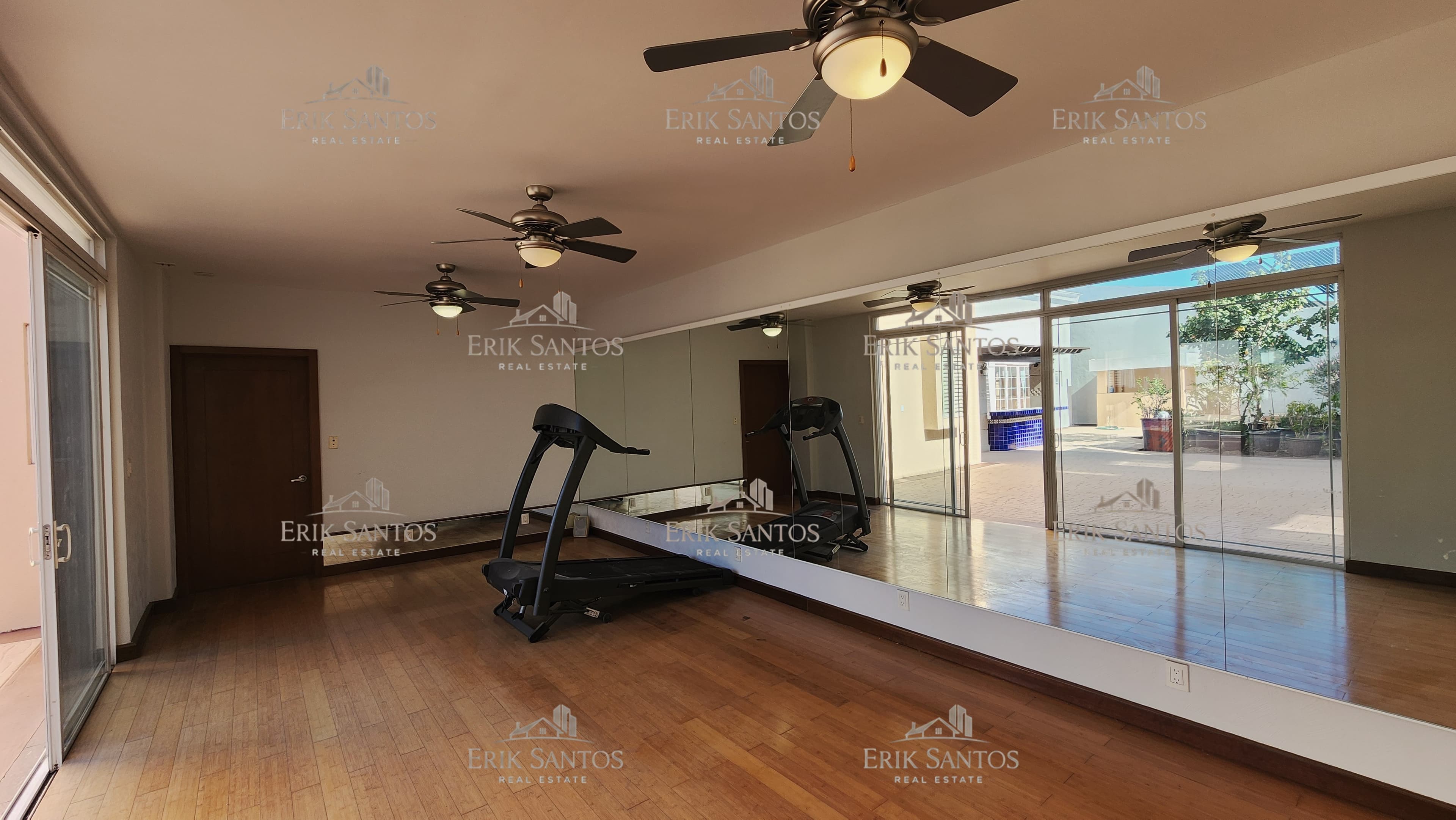 Extraordinaria "CASA EN VENTA" en el fracc. Las Palmas dentro de la ZONA DORADA de Tijuana