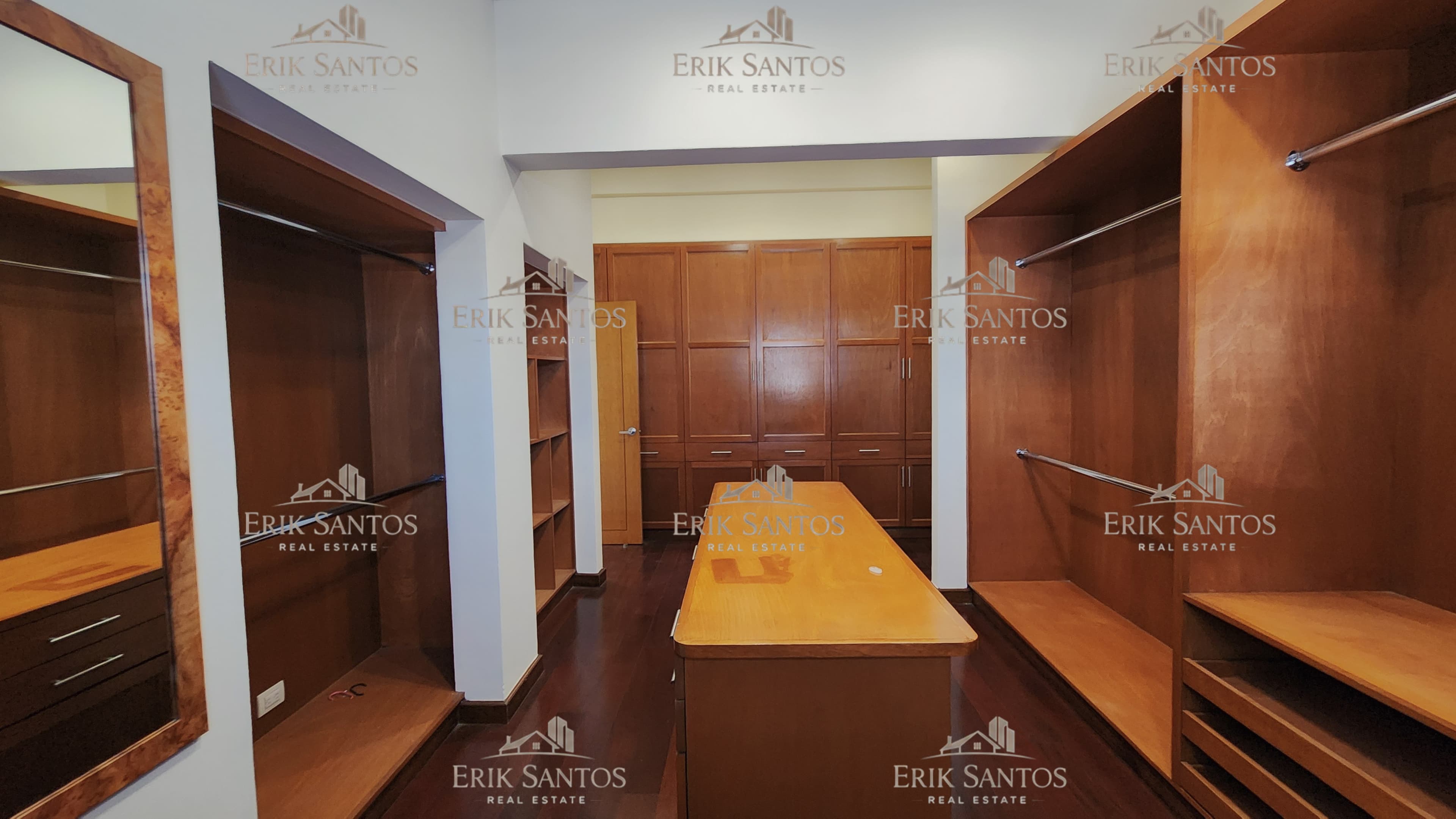 Extraordinaria "CASA EN VENTA" en el fracc. Las Palmas dentro de la ZONA DORADA de Tijuana