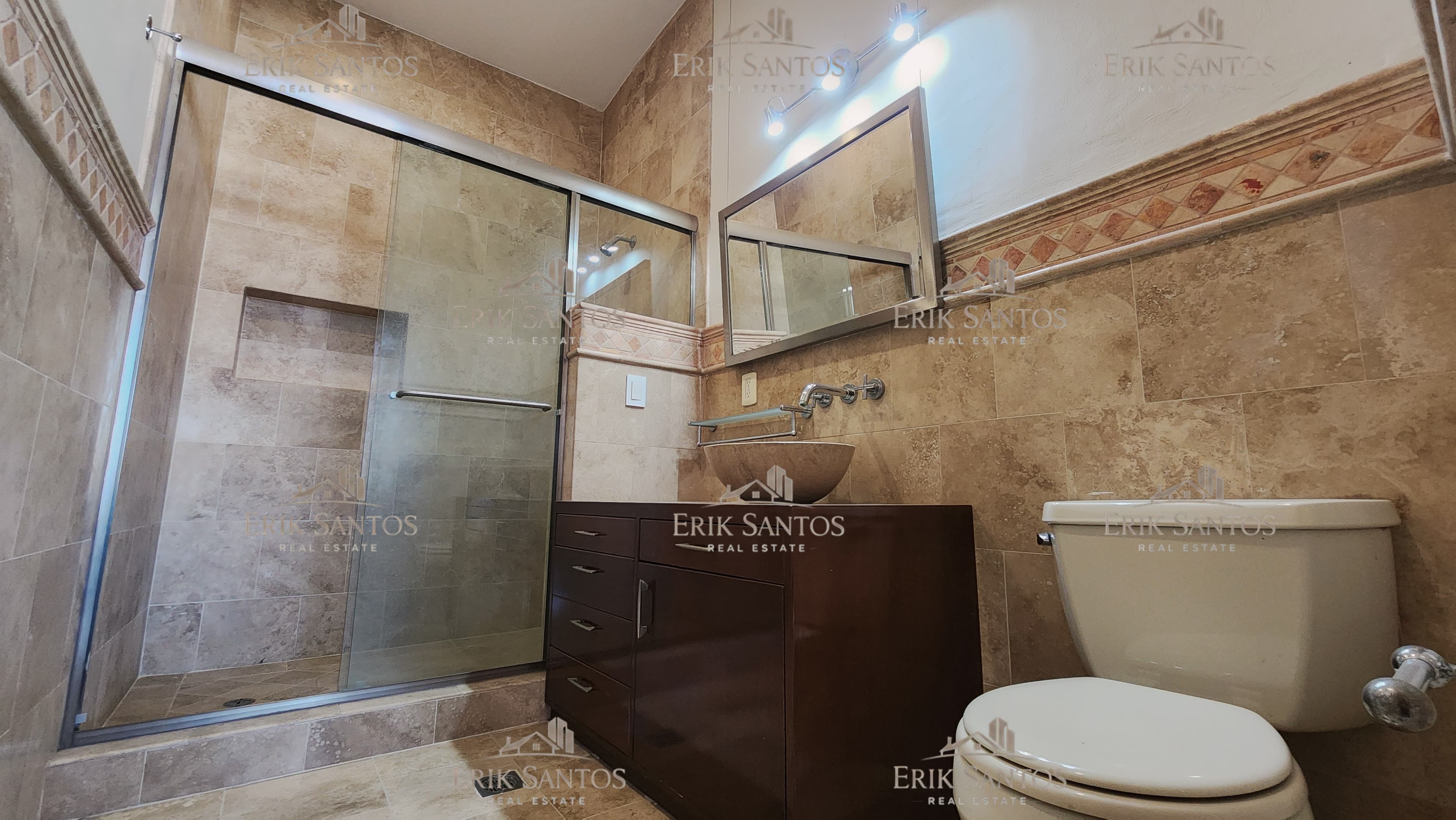 Extraordinaria "CASA EN VENTA" en el fracc. Las Palmas dentro de la ZONA DORADA de Tijuana