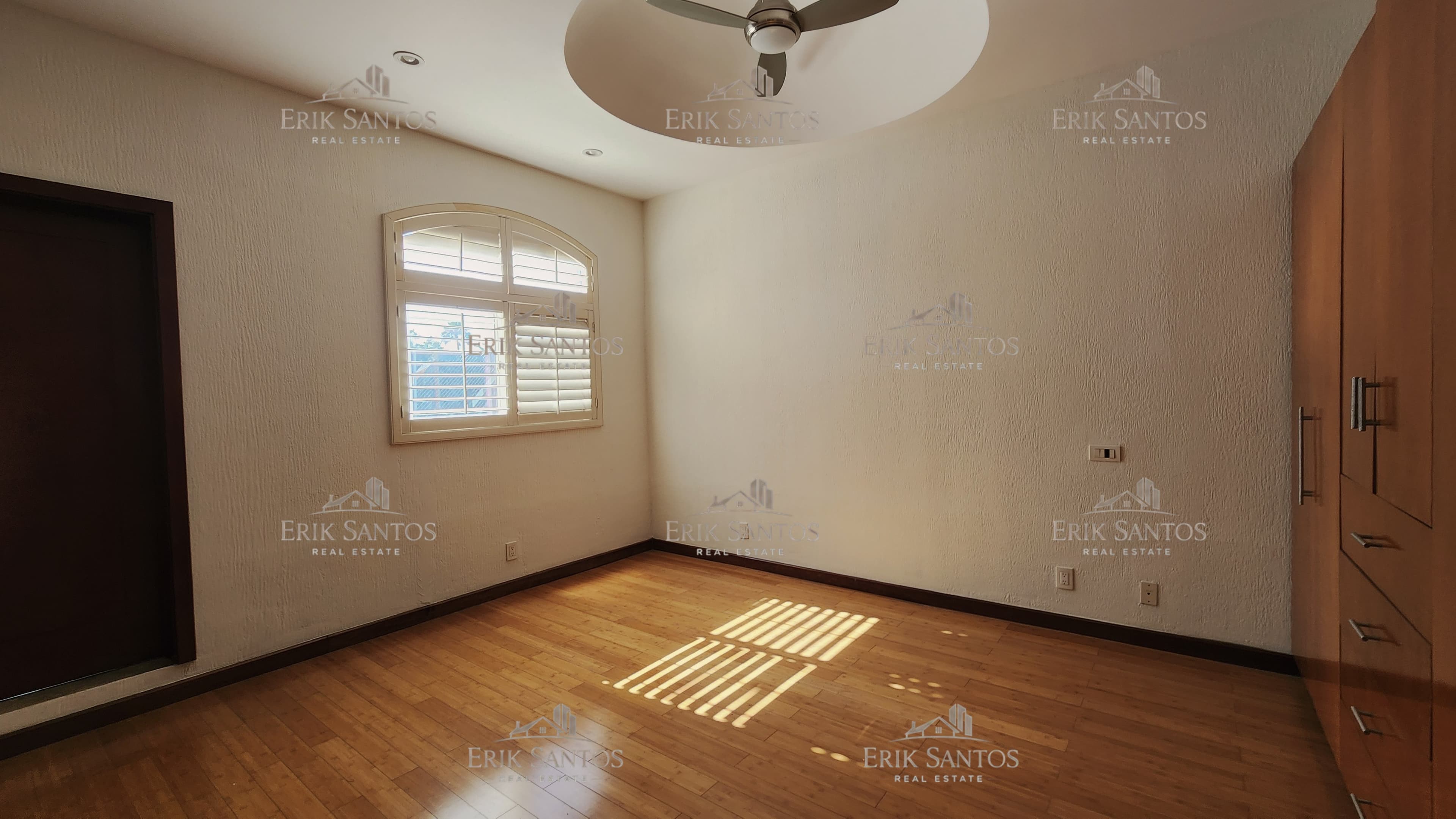 Extraordinaria "CASA EN VENTA" en el fracc. Las Palmas dentro de la ZONA DORADA de Tijuana